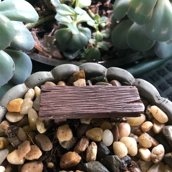 𝅺MINI Decorative Resin Bench - Picture 4 of 5